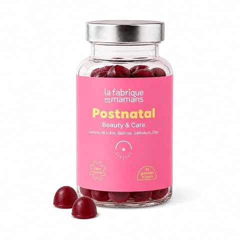 Soixante gummies framboise-myrtille disposées en petits groupes sur une surface de pierre claire.