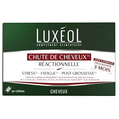 Boîte blanche de complément capillaire posée sur une surface en pierre claire dans une salle de bain épurée