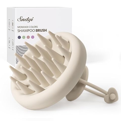 Brosse de massage Sndyi en silicone avoine, posée sur une surface claire dans une salle de bain