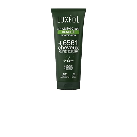 Flacon de shampooing densité Luxéol posé sur une surface claire dans une salle de bain épurée