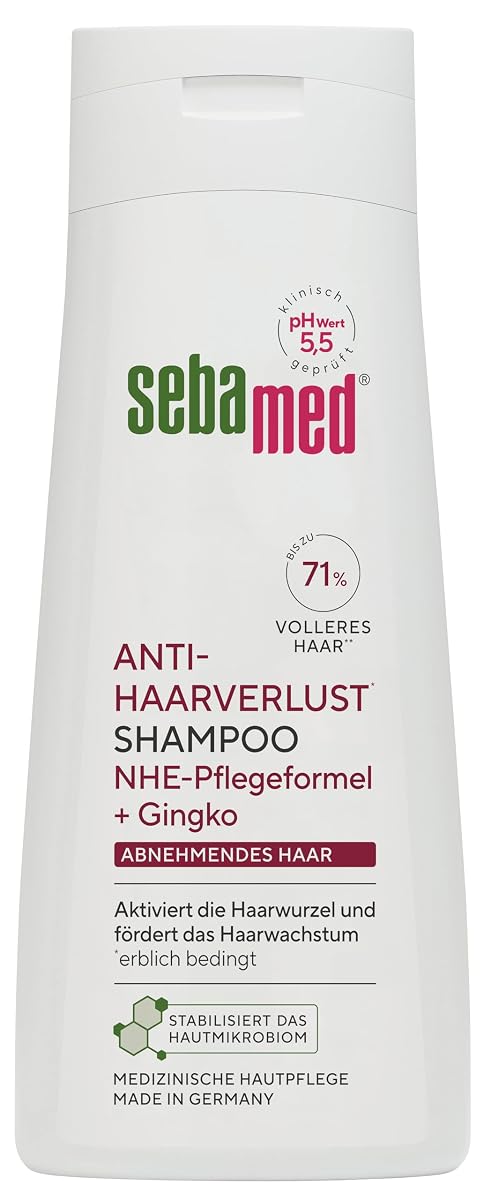 Flacon blanc de shampooing Sebamed posé sur une tablette en pierre claire dans une salle de bain épurée.
