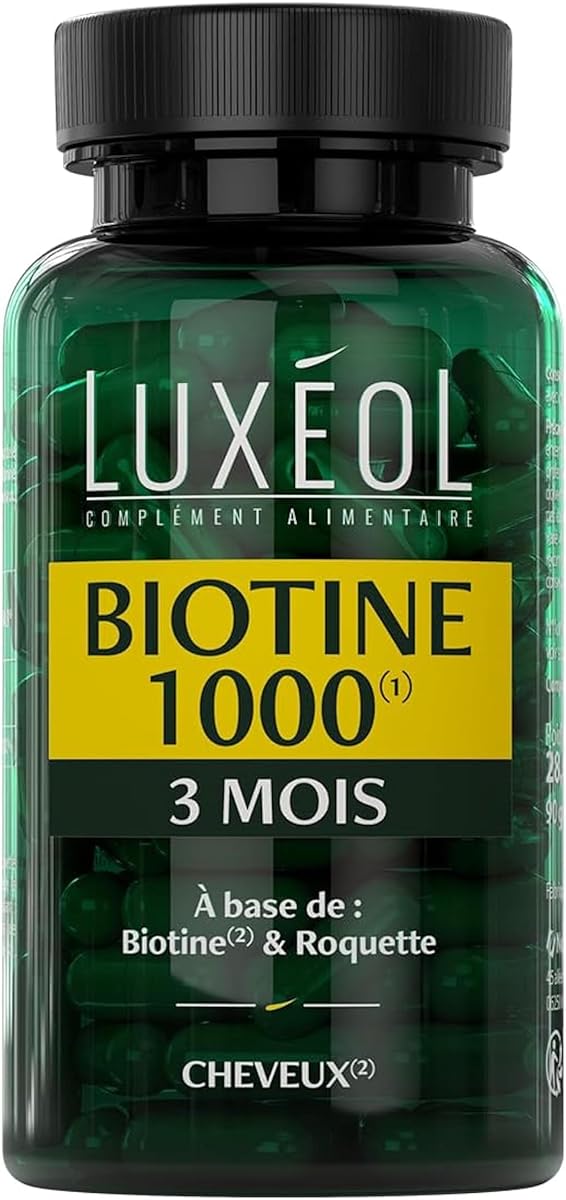 Gélules de biotine et de roquette disposées en rangées sur une pierre claire
