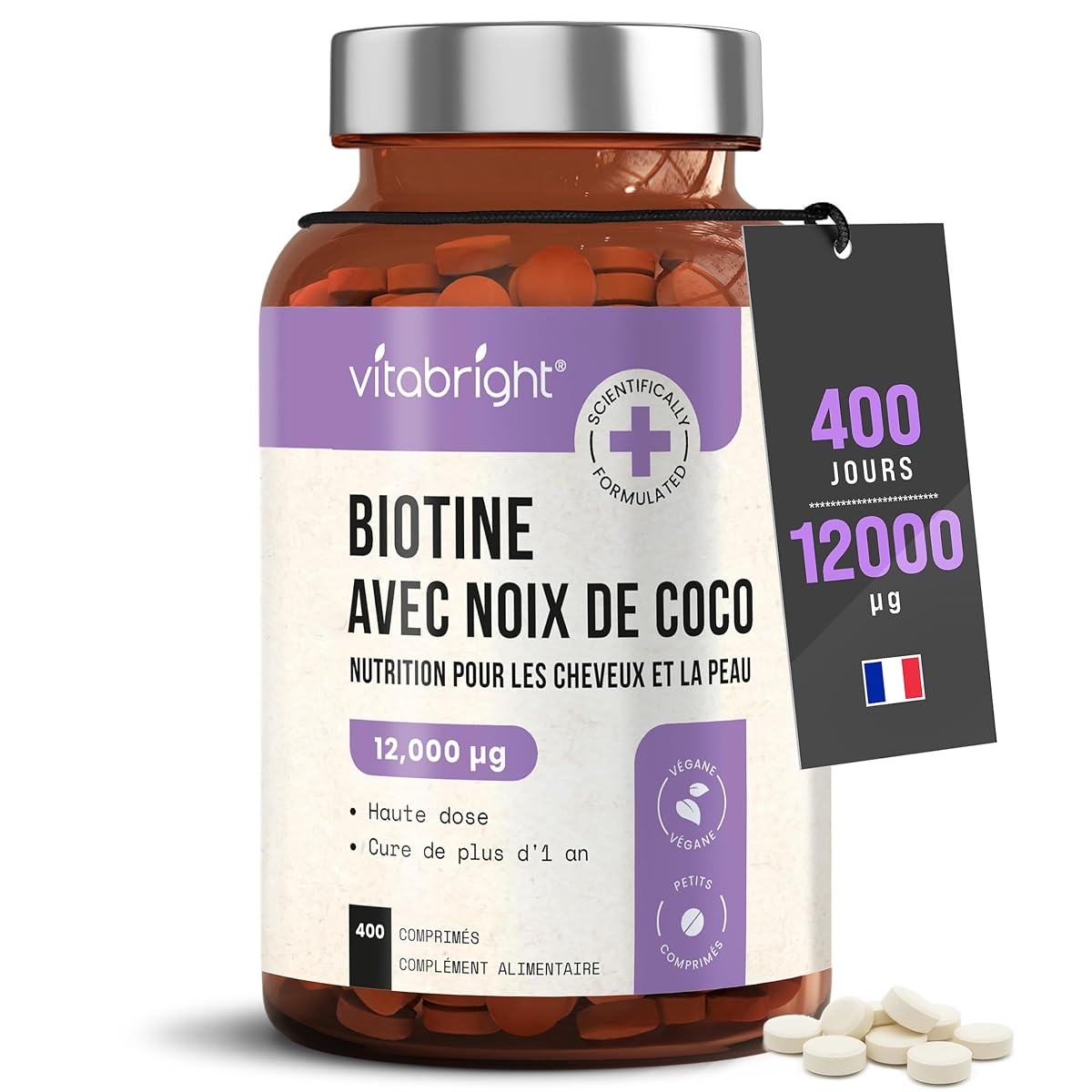 Flacon compact de biotine avec un micro-comprimé, posé sur une pierre claire dans une salle de bain